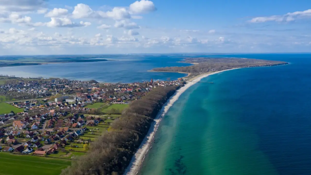 Luftaufnahme von Pepelow am See, mit Häusern, Strand und dem blauen Meer. Perfekt zum **pepelow surfen**.