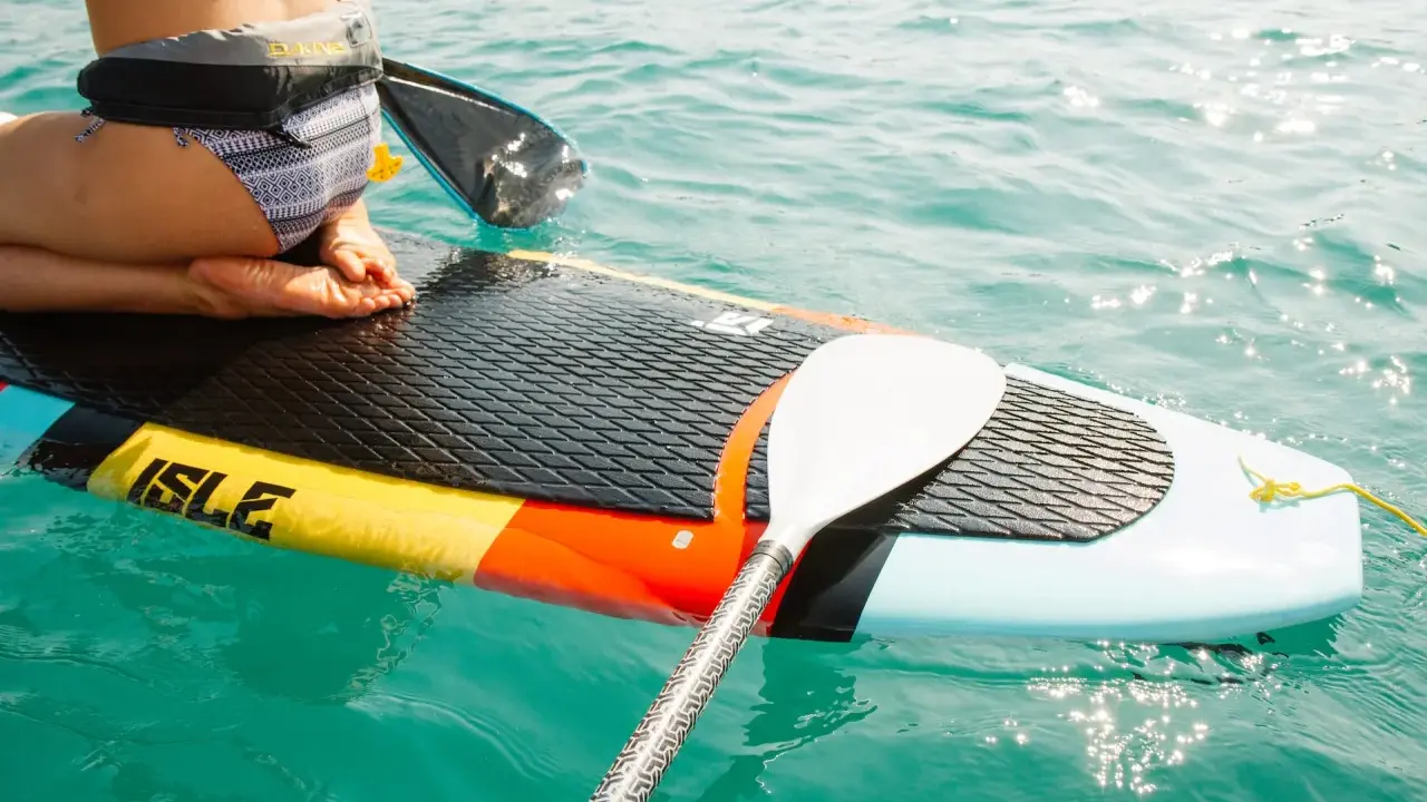 SUP-Abenteuer in Dresden: Füße auf dem Board, Paddel bereit.