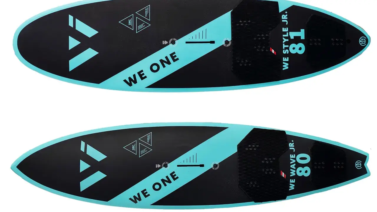 Zwei schwarze und türkise Surfbretter für Kinder, "WE ONE" und "WE STYLE JR. 81" / "WE WAVE JR. 80" sind auf beiden Seiten zu sehen.