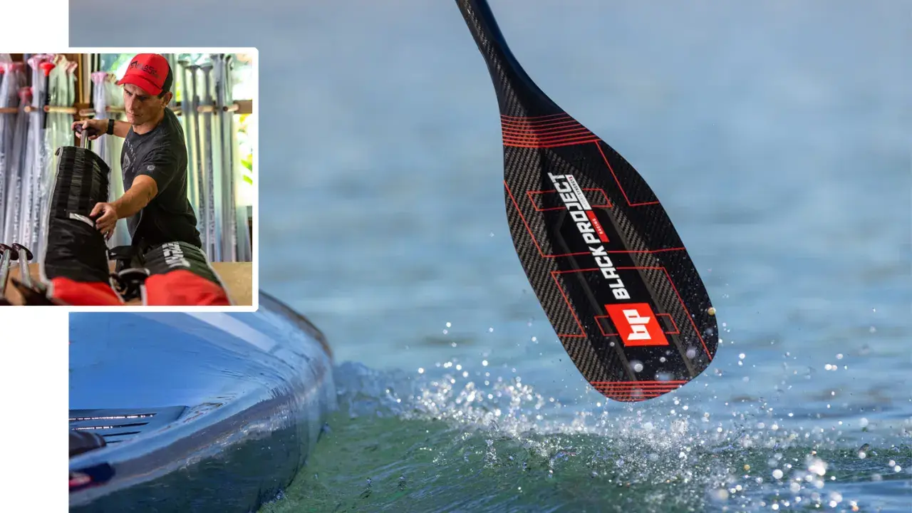 Mann bereitet sich auf ein sup fest vor. Ein Paddel mit schwarzem Carbonmuster und roten Akzenten taucht ins Wasser.