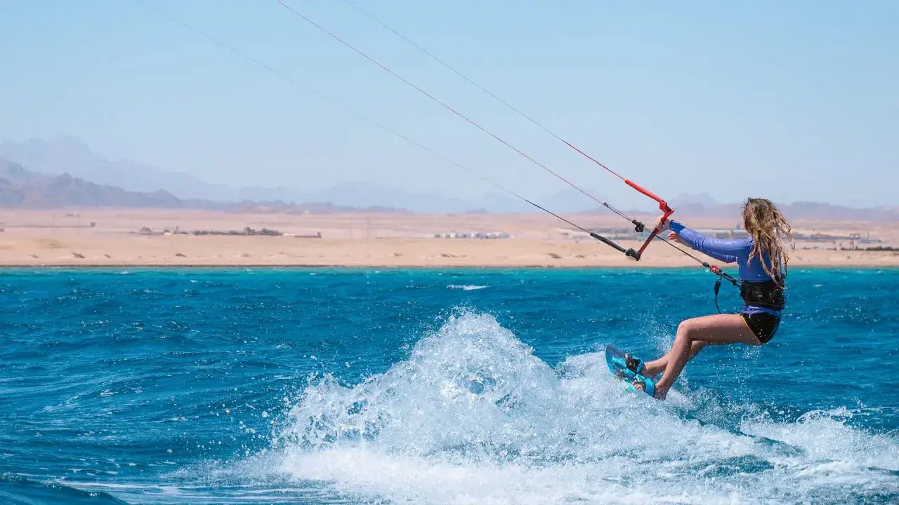 Kitesurferin genießt die Wellen vor Safaga. Der Ion Club Safaga ist ein Paradies für Wassersportler.