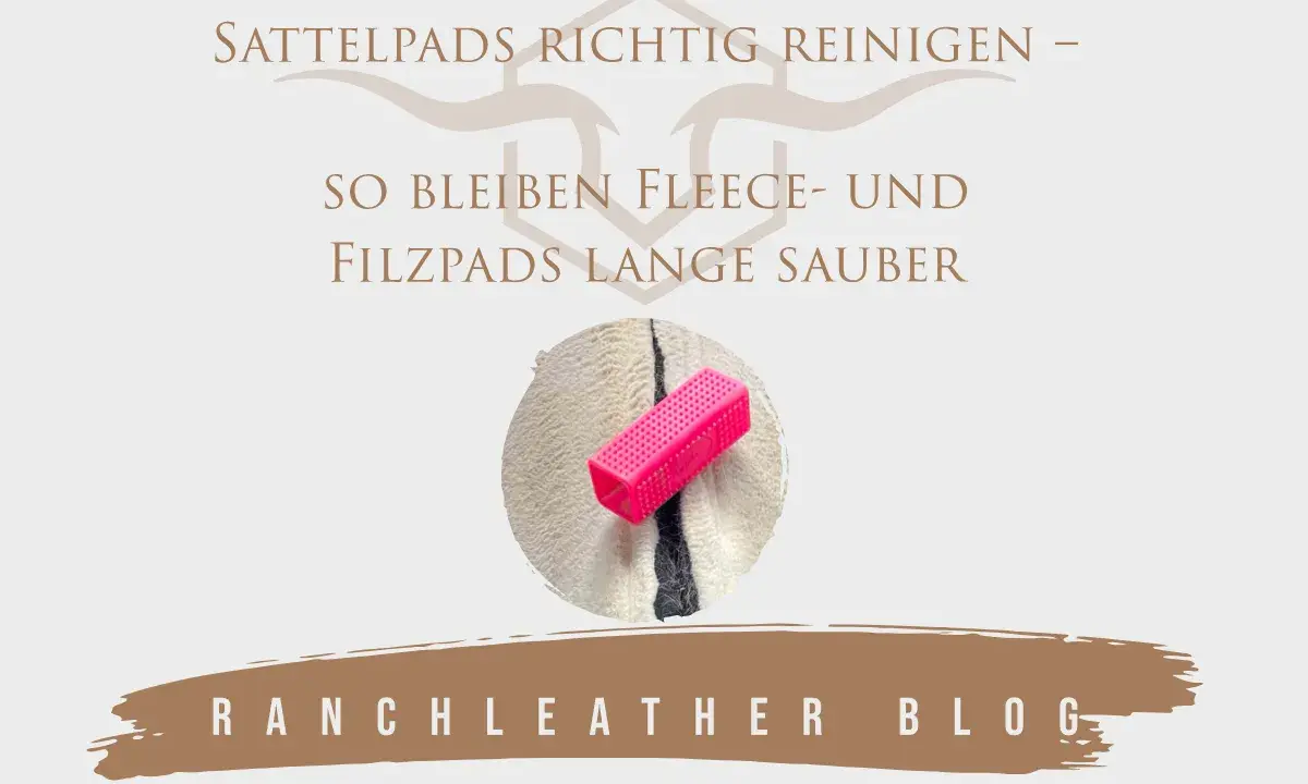 Sattelpads richtig waschen: So bleiben Fleece- und Filzpads lange sauber. Ein pinker Bürstenaufsatz liegt auf einem weißen Pad.
