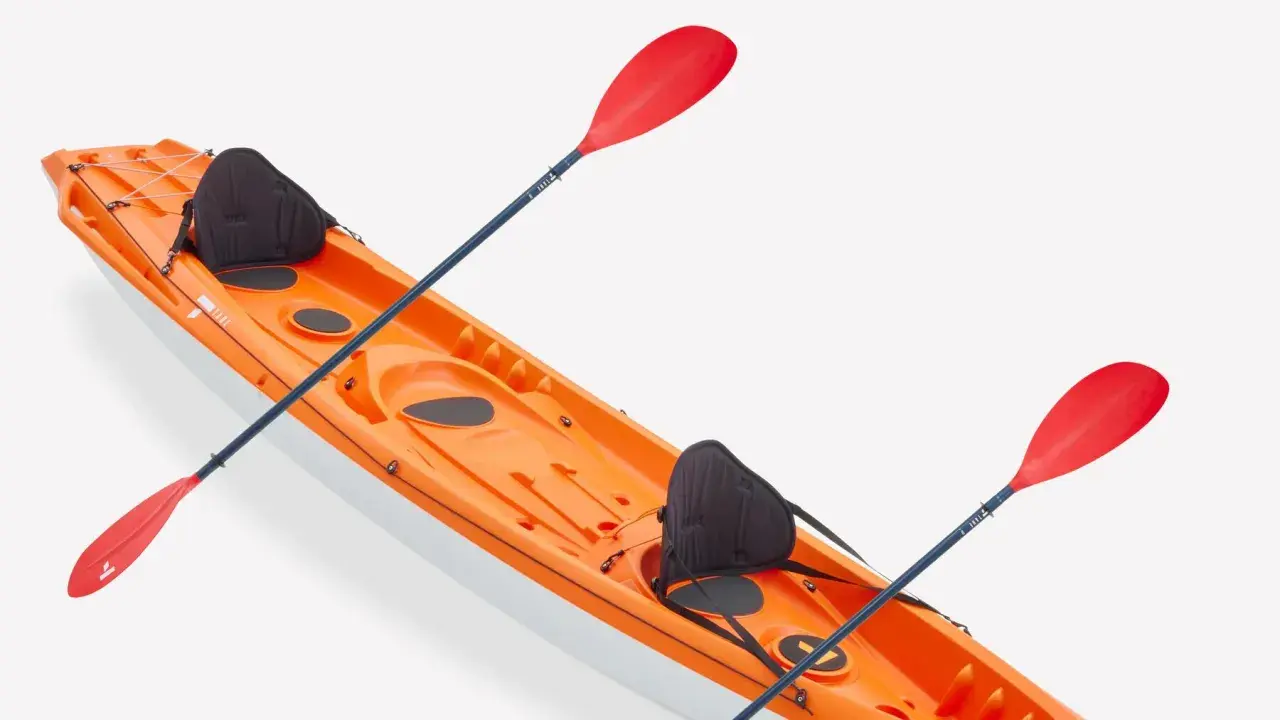 Ein orangefarbenes Kajak mit zwei roten Paddeln. So hält man das kajak paddel richtig halten für eine entspannte Fahrt.