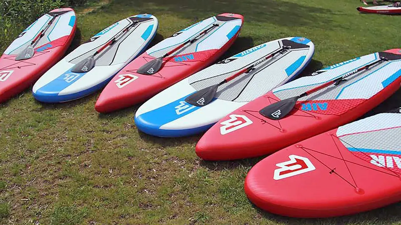 Bereit für einen SUP Trip in Potsdam? Mehrere bunte Boards liegen bereit.