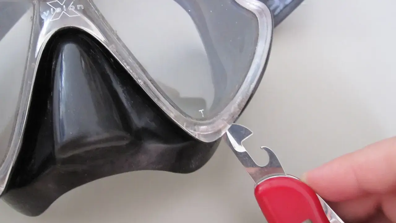 Mit einem Schweizer Taschenmesser die Taucherbrille reinigen. So bleibt die Sicht unter Wasser klar.