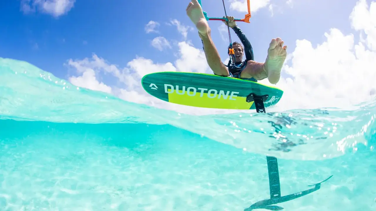 Kitesurfer genießt die Sonne und das klare Wasser von São Miguel do Gostoso. Ein aufregender Sprung über dem Meer.