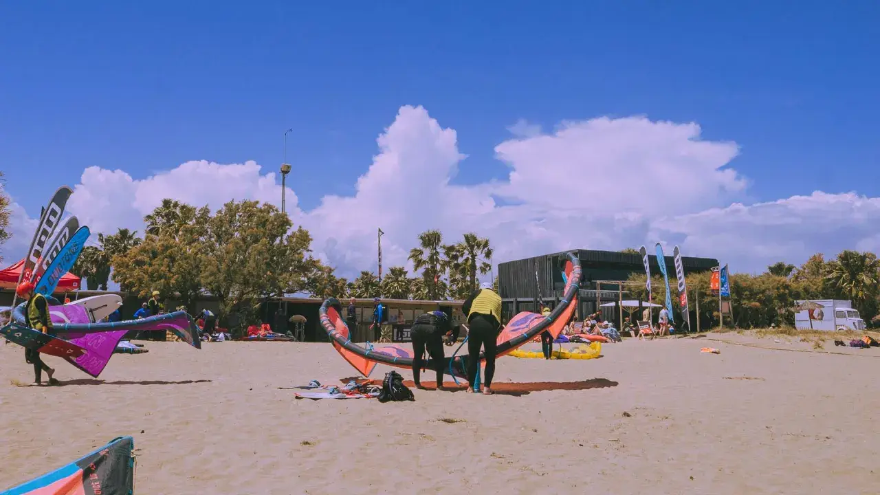 Kitesurfer bereiten sich am Strand von Roses auf den Sport vor.