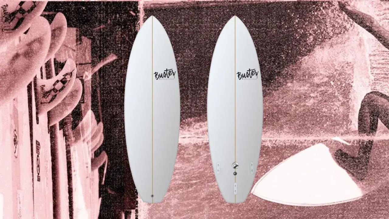 Zwei weiße Surfbretter, ideal für Anfänger, mit dem Schriftzug "Buster Surfboards".