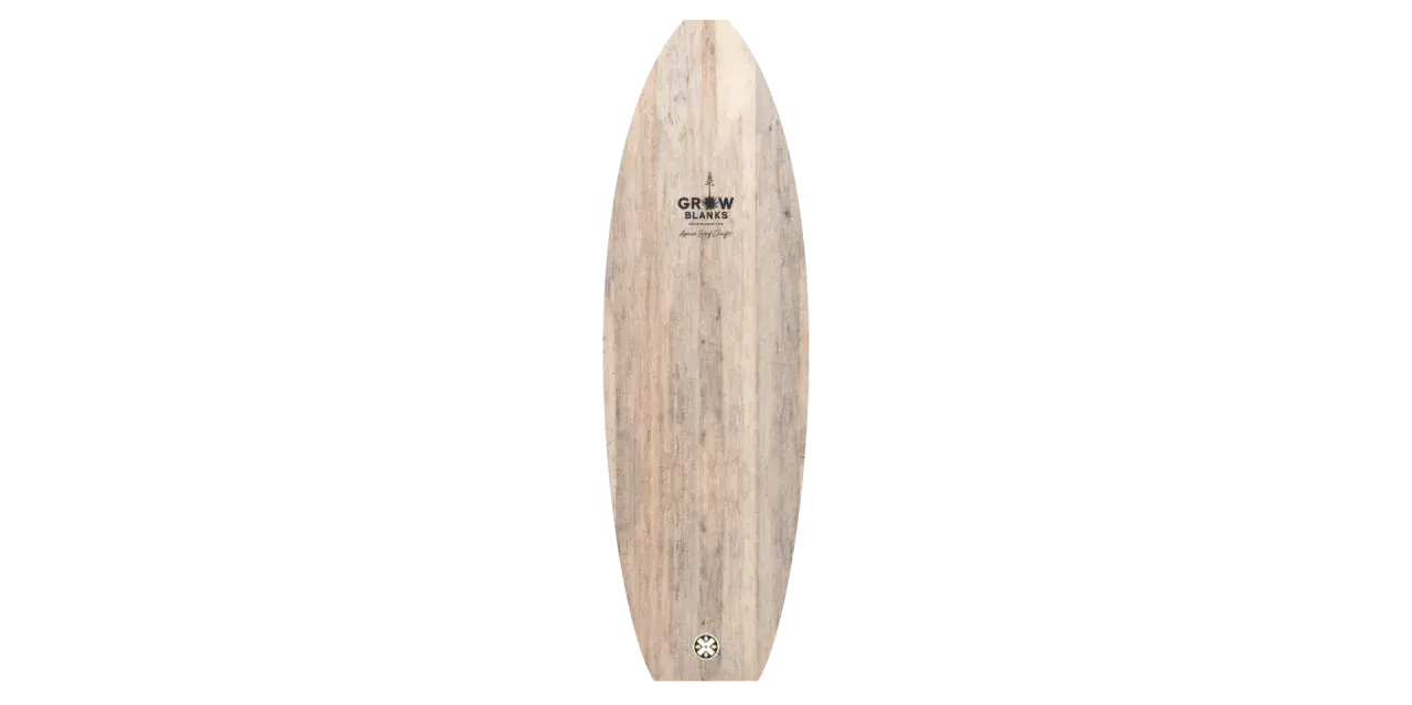 Ein Surfbrett aus hellem Holz mit dem Schriftzug "GROW BLANKS". Das natürliche surfbrett material verspricht nachhaltigen Wassersport.