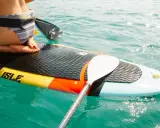 SUP-Abenteuer in Dresden: Füße auf dem Board, Paddel bereit.