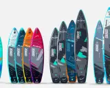 Vielfalt an SUP-Boards in verschiedenen Farben und Größen, die eine SUP Board Größen Tabelle illustrieren.