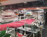 Werkstatt für wing reparatur mit Nähmaschinen und Stoffrollen.