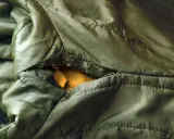 Ein Loch in einer grünen Regenjacke, bereit zum reparieren.