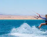 Kitesurferin genießt die Wellen vor Safaga. Der Ion Club Safaga ist ein Paradies für Wassersportler.