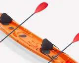 Ein orangefarbenes Kajak mit zwei roten Paddeln. So hält man das kajak paddel richtig halten für eine entspannte Fahrt.