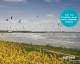 Bunte Kites und Surfer bevölkern die Ostsee bei Schwedeneck. Ein Paradies für Wassersportler.