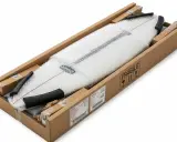 Ein weißes Surfbrett, sicher verpackt in Luftpolsterfolie und einem Karton, bereit zum Surfbrett versenden. Der Karton ist mit "FRAGILE" gekennzeichnet.