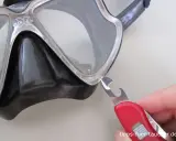 Mit einem Schweizer Taschenmesser die Taucherbrille reinigen. So bleibt die Sicht unter Wasser klar.