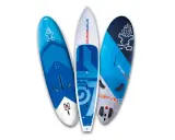 Drei blaue und weiße Windsurfboards, ideal für Anfänger, liegen nebeneinander.