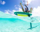 Kitesurfer genießt die Sonne und das klare Wasser von São Miguel do Gostoso. Ein aufregender Sprung über dem Meer.