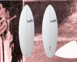 Zwei weiße Surfbretter, ideal für Anfänger, mit dem Schriftzug "Buster Surfboards".
