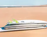 Gestapelte Surfbretter am Strand, verschiedene surfbrett größe für unterschiedliche Wellen.