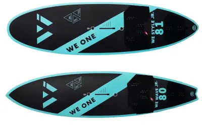 Zwei schwarze und türkise Surfbretter für Kinder, "WE ONE" und "WE STYLE JR. 81" / "WE WAVE JR. 80" sind auf beiden Seiten zu sehen.