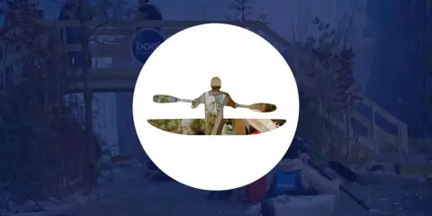 Silhouette eines Kajakfahrers mit Paddel vor einer weißen Kreisgrafik, im Hintergrund eine Messe.