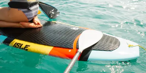 SUP-Abenteuer in Dresden: Füße auf dem Board, Paddel bereit.