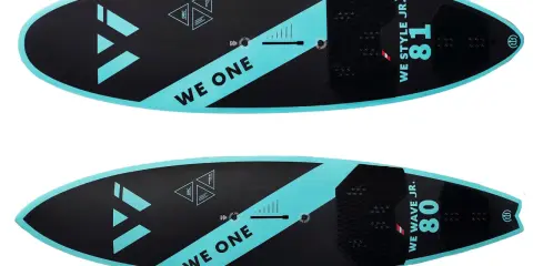 Zwei schwarze und türkise Surfbretter für Kinder, "WE ONE" und "WE STYLE JR. 81" / "WE WAVE JR. 80" sind auf beiden Seiten zu sehen.