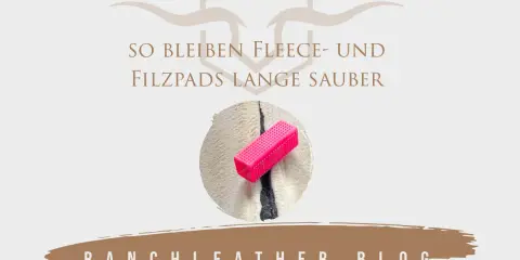 Sattelpads richtig waschen: So bleiben Fleece- und Filzpads lange sauber. Ein pinker Bürstenaufsatz liegt auf einem weißen Pad.