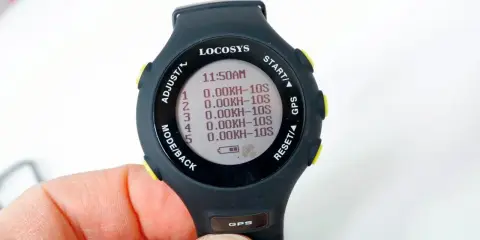 Locosys GW-60 GPS-Uhr mit Anzeige von 11:50 Uhr und fünf Zeitmessungen.