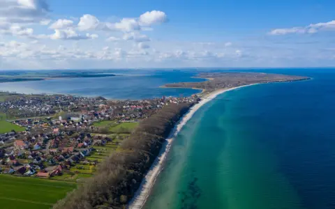 Luftaufnahme von Pepelow am See, mit Häusern, Strand und dem blauen Meer. Perfekt zum **pepelow surfen**.