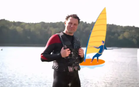 Mann in Neoprenanzug und Schwimmweste erklärt, wie funktioniert ein Neoprenanzug. Im Hintergrund eine stilisierte Windsurferin.