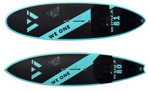 Zwei schwarze und türkise Surfbretter für Kinder, "WE ONE" und "WE STYLE JR. 81" / "WE WAVE JR. 80" sind auf beiden Seiten zu sehen.