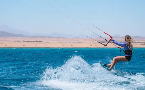 Kitesurferin genießt die Wellen vor Safaga. Der Ion Club Safaga ist ein Paradies für Wassersportler.