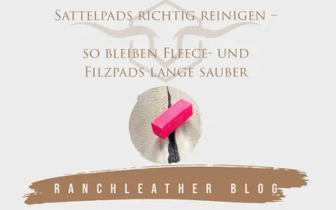 Sattelpads richtig waschen: So bleiben Fleece- und Filzpads lange sauber. Ein pinker Bürstenaufsatz liegt auf einem weißen Pad.