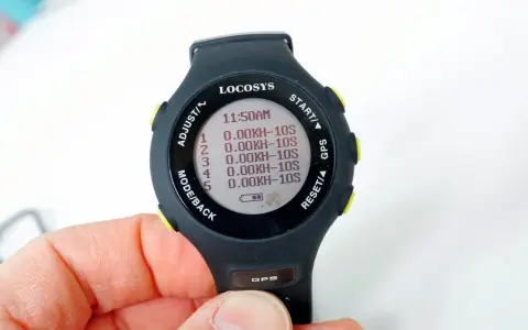 Locosys GW-60 GPS-Uhr mit Anzeige von 11:50 Uhr und fünf Zeitmessungen.