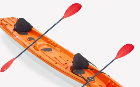 Ein orangefarbenes Kajak mit zwei roten Paddeln. So hält man das kajak paddel richtig halten für eine entspannte Fahrt.