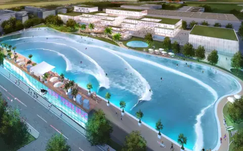 Surfer genießen die künstliche welle in Hallbergmoos. Moderne Gebäude und eine belebte Promenade säumen das Surfbecken.