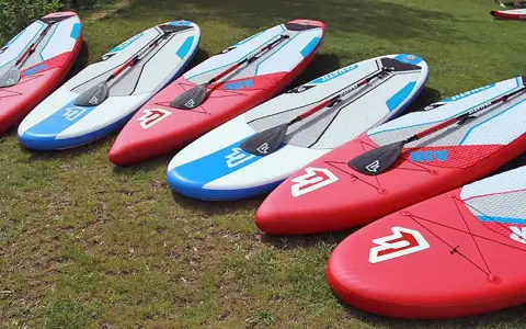 Bereit für einen SUP Trip in Potsdam? Mehrere bunte Boards liegen bereit.