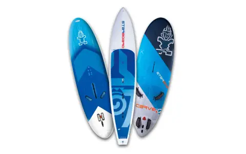 Drei blaue und weiße Windsurfboards, ideal für Anfänger, liegen nebeneinander.