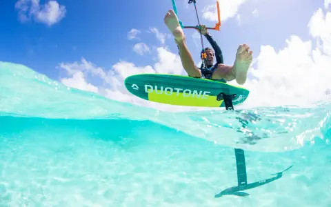 Kitesurfer genießt die Sonne und das klare Wasser von São Miguel do Gostoso. Ein aufregender Sprung über dem Meer.