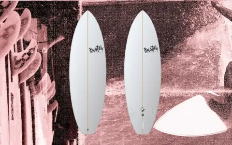 Zwei weiße Surfbretter, ideal für Anfänger, mit dem Schriftzug "Buster Surfboards".