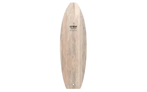 Ein Surfbrett aus hellem Holz mit dem Schriftzug "GROW BLANKS". Das natürliche surfbrett material verspricht nachhaltigen Wassersport.