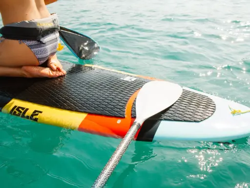 SUP-Abenteuer in Dresden: Füße auf dem Board, Paddel bereit.