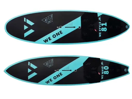Zwei schwarze und türkise Surfbretter für Kinder, "WE ONE" und "WE STYLE JR. 81" / "WE WAVE JR. 80" sind auf beiden Seiten zu sehen.