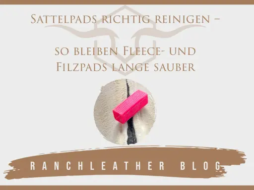 Sattelpads richtig waschen: So bleiben Fleece- und Filzpads lange sauber. Ein pinker Bürstenaufsatz liegt auf einem weißen Pad.