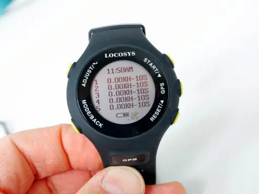 Locosys GW-60 GPS-Uhr mit Anzeige von 11:50 Uhr und fünf Zeitmessungen.