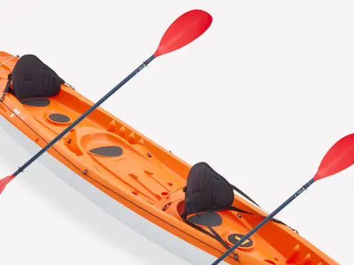 Ein orangefarbenes Kajak mit zwei roten Paddeln. So hält man das kajak paddel richtig halten für eine entspannte Fahrt.